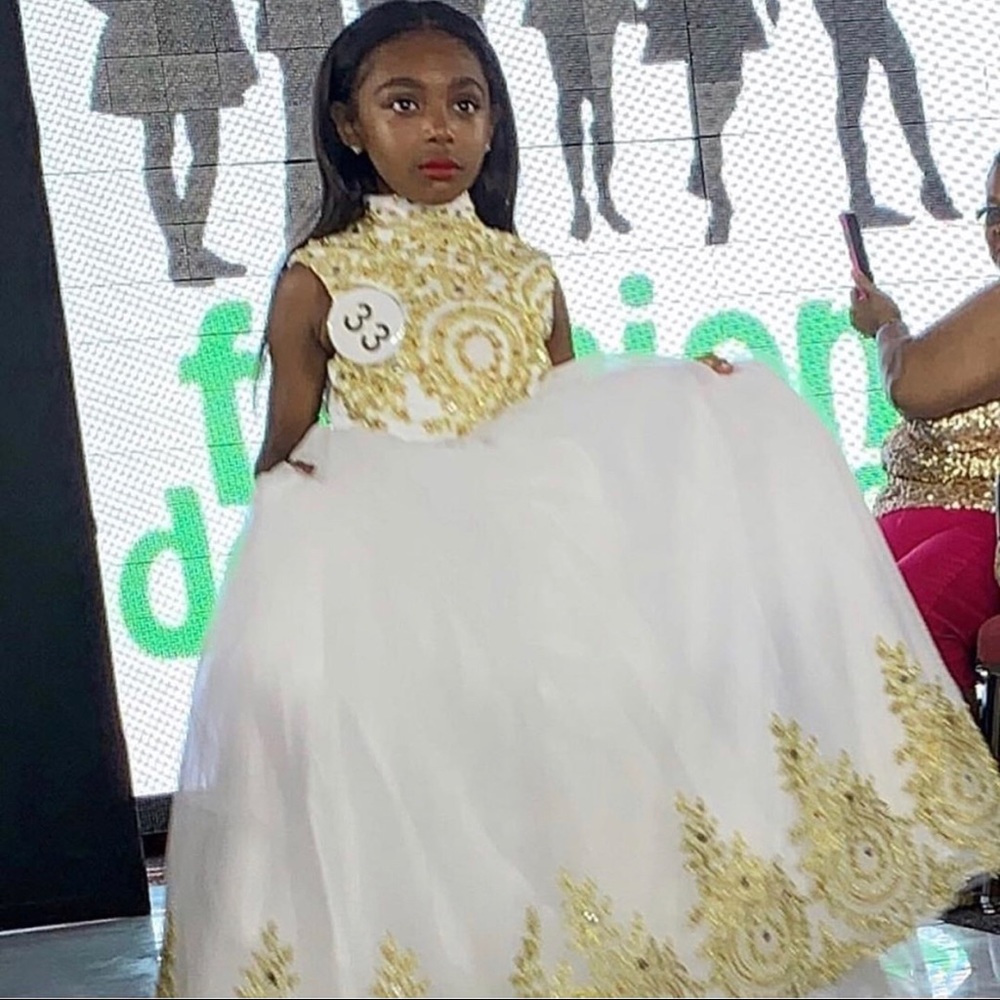 Beautiful White and Gold dress 💫